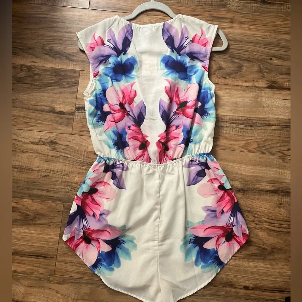 New with tags!! Beautiful floral romper 🌸🌸🌸 - Picture 2 of 4